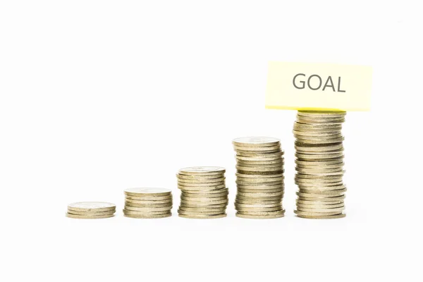目標のラベル上に白い背景の上に積み上げコイン — ストック写真