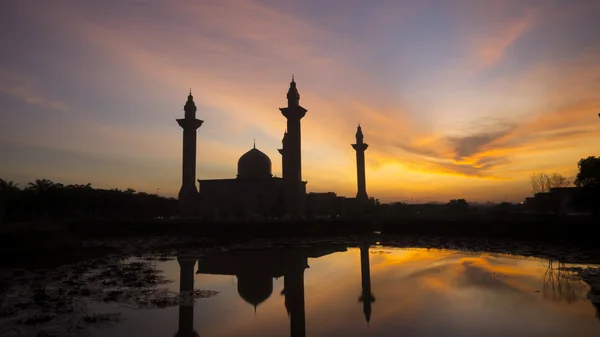 Silueta de la mezquita Tengku Ampuan Jemaah, Bukit Jelutong, Malasia —  Fotos de Stock