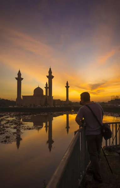 Silhuett av Teungku Ampuan Jemaah moskén, Bukit Jelutong, Malaysia — Stockfoto