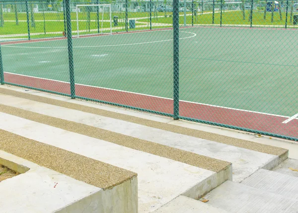 Betong bänk för åskådare på futsal court. — Stockfoto