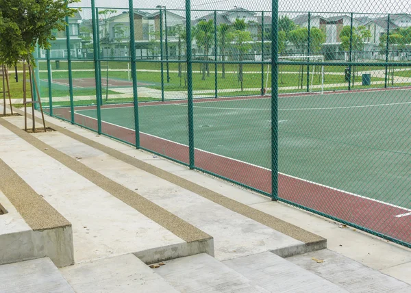 Futsal mahkeme de seyirci için beton tezgah. — Stok fotoğraf