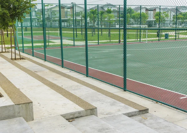 Betonbank für Zuschauer am Futsalplatz. — Stockfoto