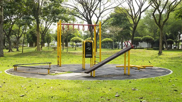 Outdoor fitnesstoestellen in het openbaar park. — Stockfoto