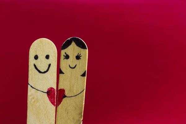 Bonito casal segurando corações . — Fotografia de Stock