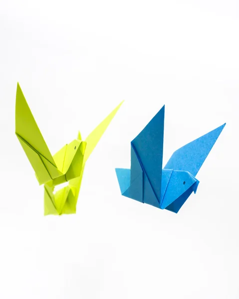 Origami fåglar flyger på vit bakgrund — Stockfoto