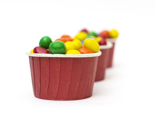종이 컵-선택적 초점에에서 고립 된 다채로운 캔디 — 스톡 사진