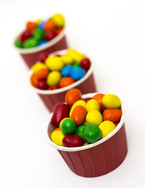 종이 컵-선택적 초점에에서 고립 된 다채로운 캔디 — 스톡 사진