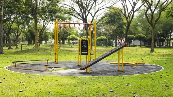 Aparatos de fitness al aire libre en parque público. Fotos de stock