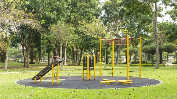 Aparatos de fitness al aire libre en parque público. Fotos de stock