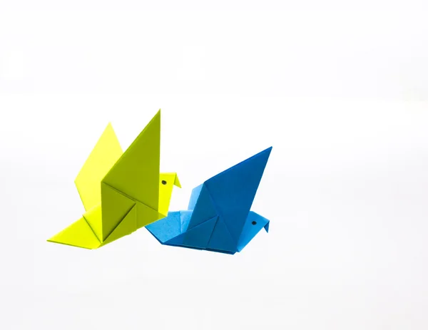 Origami aves volando sobre fondo blanco Imagen de stock