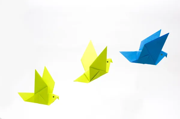 Origami aves volando sobre fondo blanco Imagen de archivo