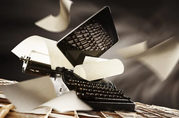 Vieja e nueva máquina de escribir — Foto de Stock