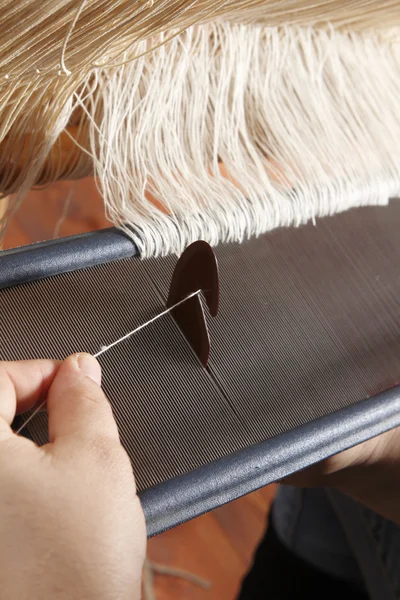 Weaving on handloom — Stock Photo, Image