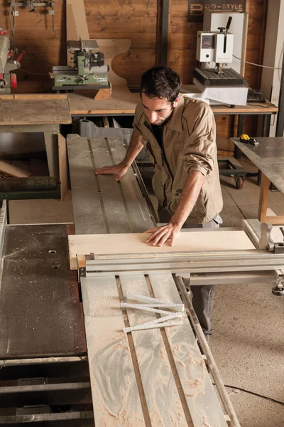 Joven trabajador en la carpintería — Foto de Stock