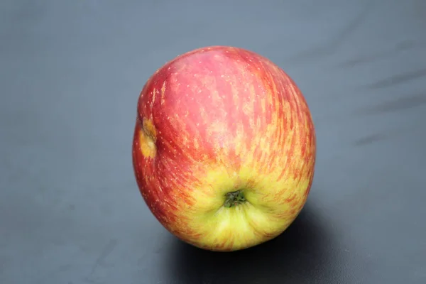 Ein Frischer Süßer Roter Apfel — Stockfoto