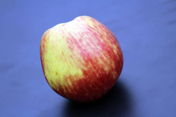 Ein Frischer Süßer Roter Apfel — Stockfoto