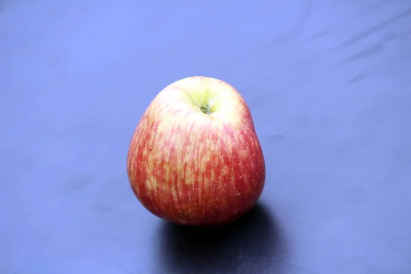 Ein Frischer Süßer Roter Apfel — Stockfoto