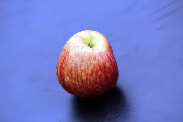 Ένα Φρέσκο Γλυκό Κόκκινο Μήλο — Φωτογραφία Αρχείου