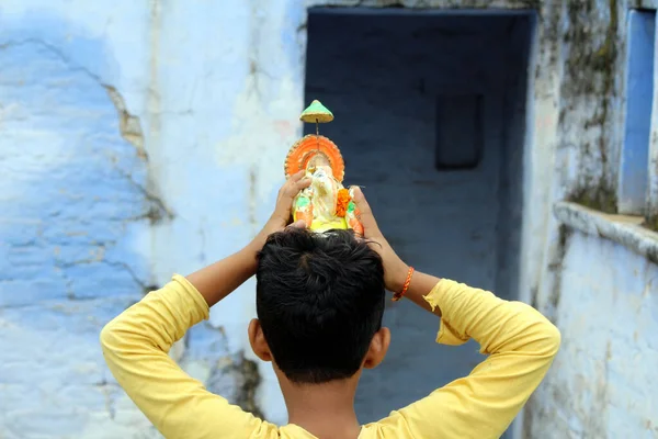 Een Jongen Aanbidding Heer Shri Ganesha — Stockfoto