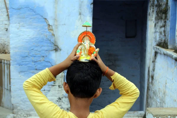 Dreng Tilbedelse Herre Shri Ganesha - Stock-foto