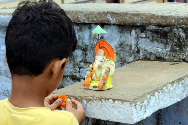 Dreng Tilbedelse Herre Shri Ganesha - Stock-foto