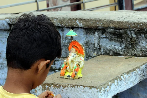 Ένα Αγόρι Λατρεύει Τον Άρχοντα Shri Ganesha — Φωτογραφία Αρχείου