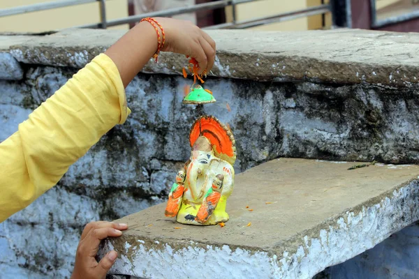 Seorang Anak Menyembah Tuan Shri Ganesha — Stok Foto