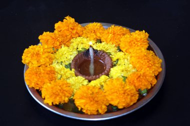 Tabakta çiçek olan bir kil lamba