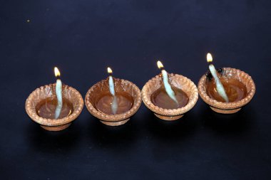 Bir kil lamba Diwali festivaline ışık saçıyor.