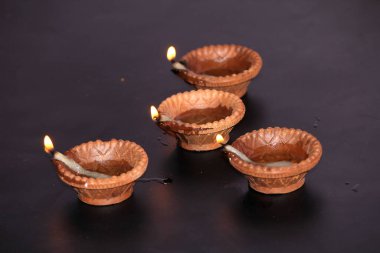 Bir kil lamba Diwali festivaline ışık saçıyor.