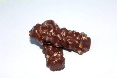 Beyaz arka plan üzerinde izole fındık ile koyu çikolata