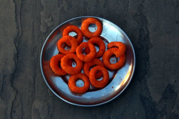 Narancssárga Színű Ehető Gyűrű Egy Tányérba Téve — Stock Fotó