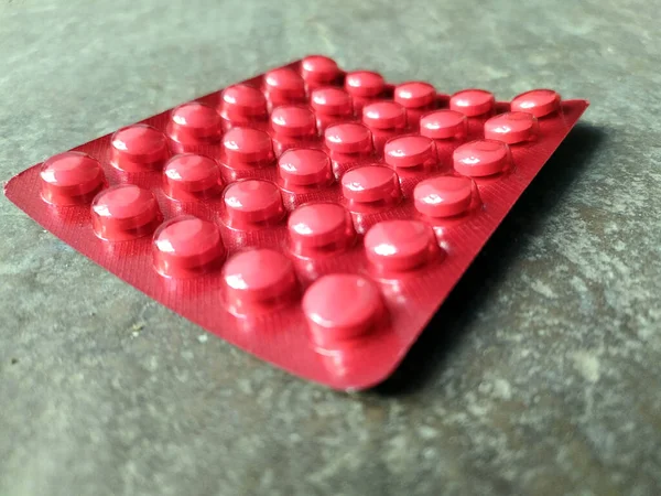 Piros Színű Gyógyszer Cölöpök Elszigetelt Háttér — Stock Fotó
