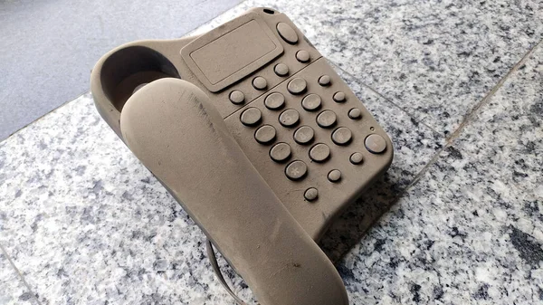 Büyük tozlu eski sabit hat telefon ekipmanları