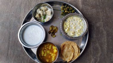 Bir kaseye konmuş yenilebilir yiyecek.