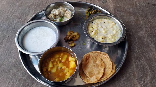 Bir kaseye konmuş yenilebilir yiyecek.