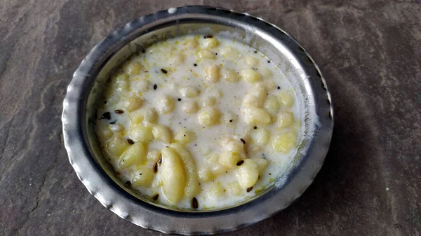 Bir kaseye konmuş yenilebilir yiyecek.