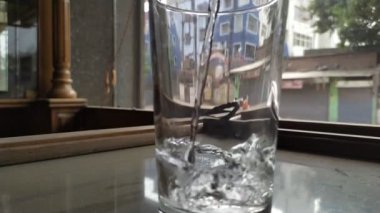 Suyla doldurulmuş bir bardak.