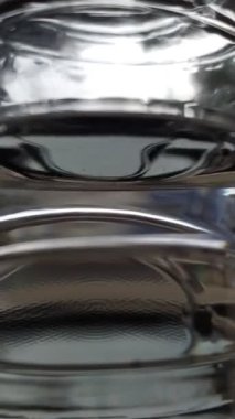  Su plastik şişeyi sallıyor.