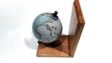 Dünya enlemlerinin ve boylamlarının bir modelidir.