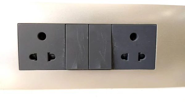 茶色のボード上の黒い色の電気スイッチ — ストック写真