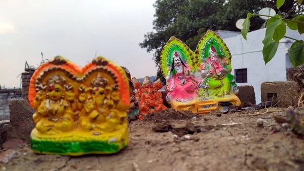 สวยงามไอดอลของเทพเจ นเด Ganesha และ Laxmi ตกแต วยผ านส นสดใส — ภาพถ่ายสต็อก