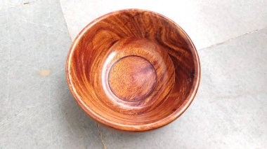  Kahverengi ahşap kase taş zemin üzerinde izole