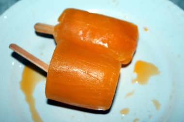 turuncu dondurma beyaz bir tabağa konur.