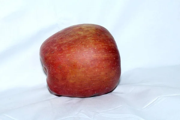 Färsk Söt Röd Äpple Isolerad Vit Bakgrund — Stockfoto