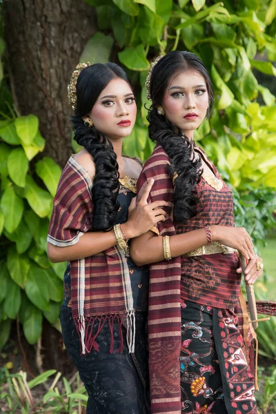 Beautiful Bali Girls Dressed Colorful Batik Sarong Water Palace Taman — Stockfoto