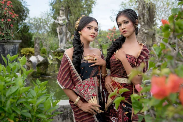 Young Balinese Girls Dressed Colorful Batik Sarong Water Palace Taman — Stock fotografie