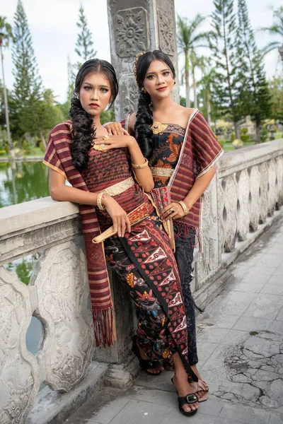 Young Balinese Girls Dressed Colorful Batik Sarong Water Palace Taman — Stockfoto