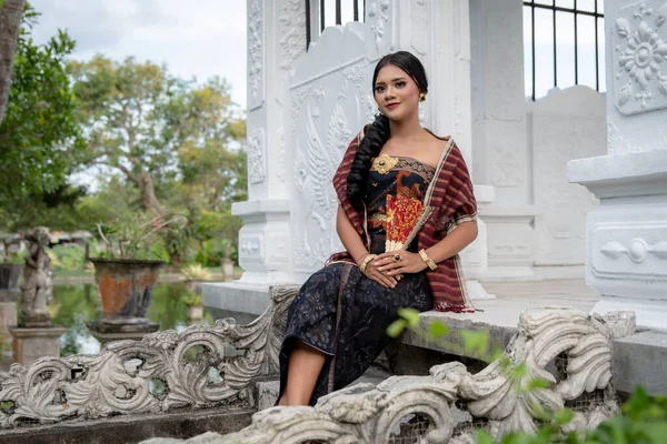 Молодая Балийская Девушка Одетая Красочный Батик Саронг Дворце Воды Таман — стоковое фото