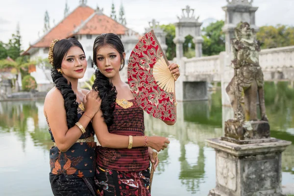 Young Balinese Girls Dressed Colorful Batik Sarong Water Palace Taman — Stock fotografie